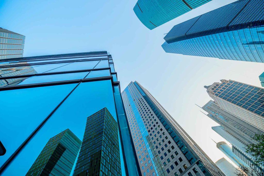 Façades de tours de bureaux se reflétant les unes dans les autres