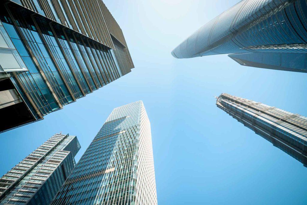 Gratte-ciel d'un quartier d'affaires vus depuis le sol