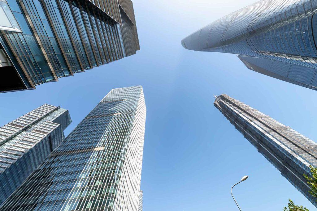 Immeubles de bureaux modernes en contre-plongée