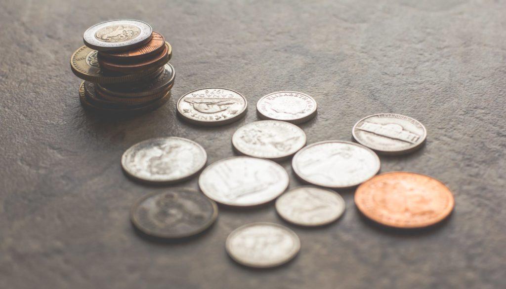 Pièces de monnaie disposées sur une surface d'ardoise, épargne et fiscalité