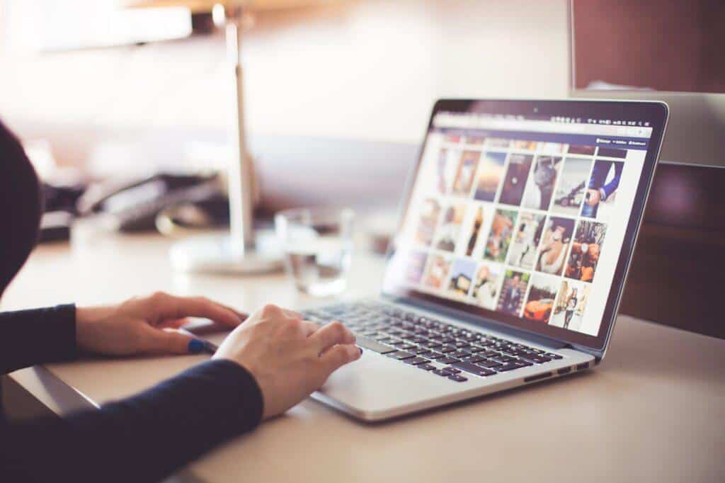 Personne consultant un site sur un ordinateur portable