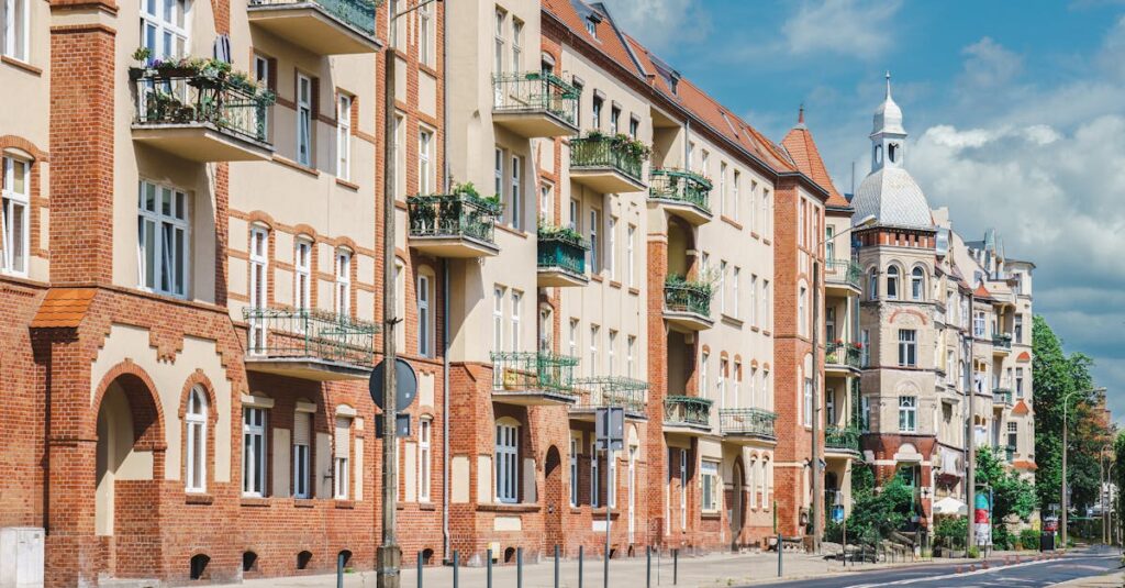Façades d'immeubles d'habitation en briques, illustration de l'achat de la résidence principale