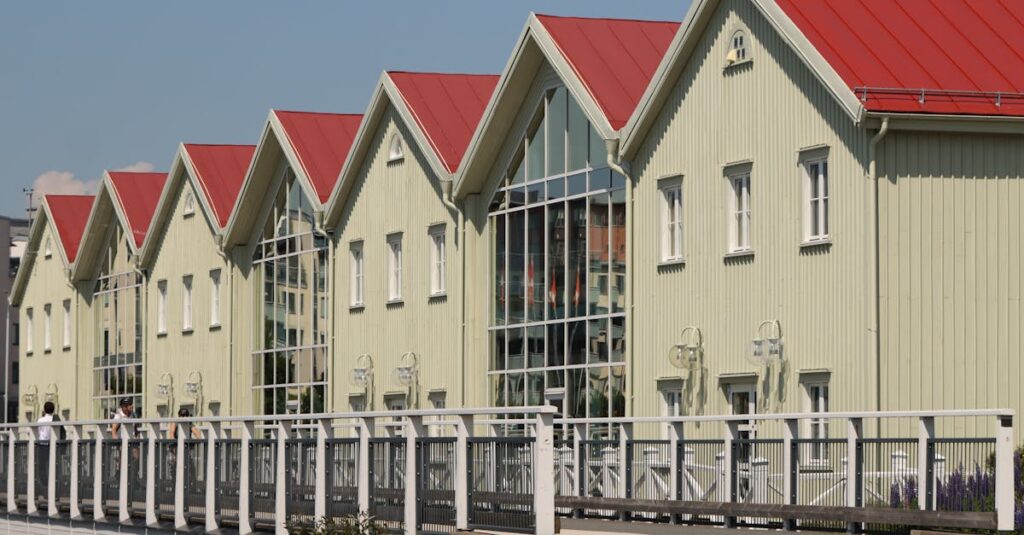 Rangée de maisons mitoyennes aux toits rouges