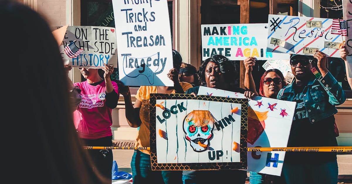 Scopri il complesso mondo di Donald Trump, la sua carriera politica, le sue controversie e il suo impatto sulla scena mondiale. analisi delle strategie e dei discorsi che hanno segnato la sua ascesa e il suo mandato.